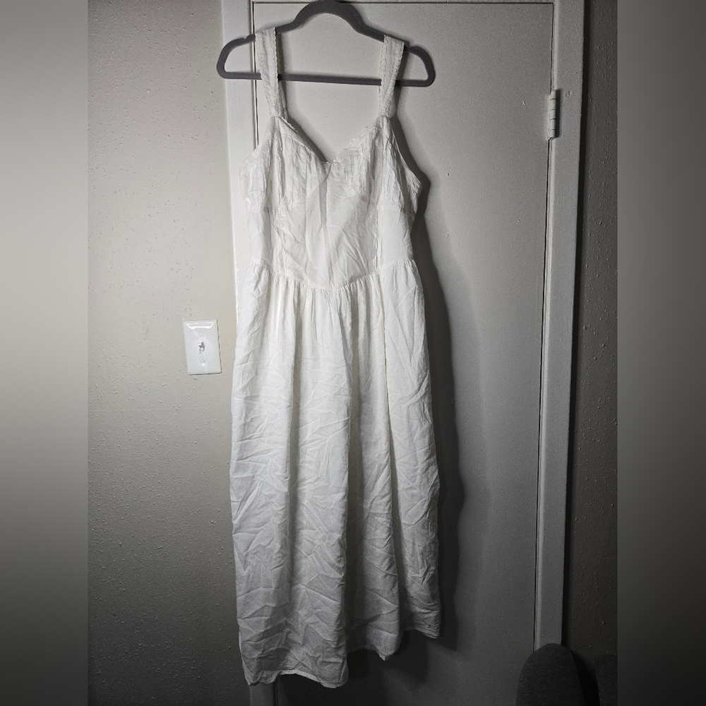 Elegant White Sleeveless Dress